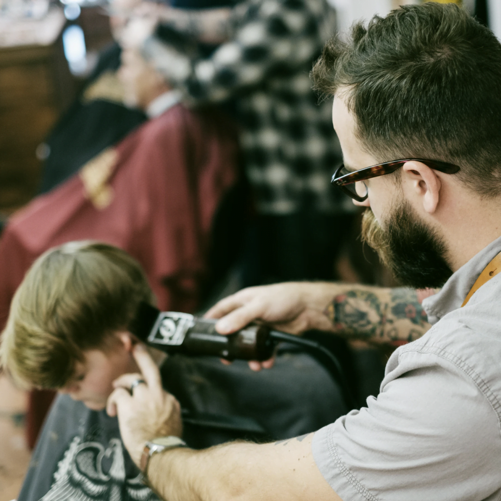 Jonathan Pearse Barber cutting hair